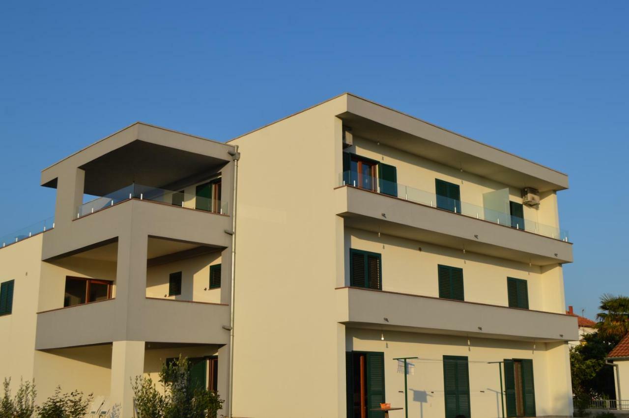 Apartmani Mila Sukosan Bagian luar foto