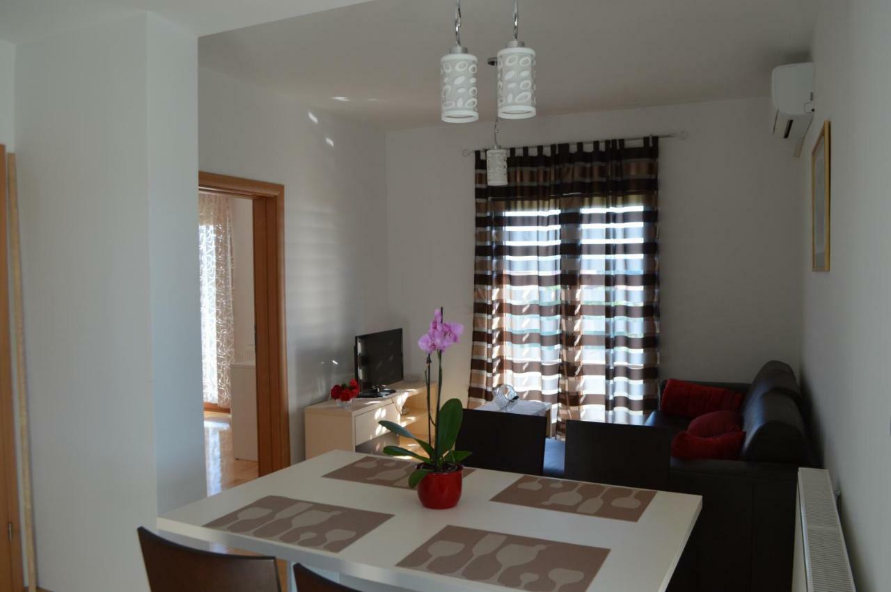 Apartmani Mila Sukosan Bagian luar foto